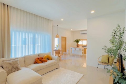 Chalet de 3 dormitorios en Pattaya, Tailandia № 203517 - foto 2