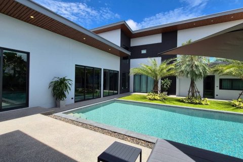 Chalet de 5 dormitorios en Pattaya, Tailandia № 203514 - foto 2