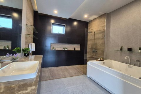 Chalet de 5 dormitorios en Pattaya, Tailandia № 203514 - foto 14