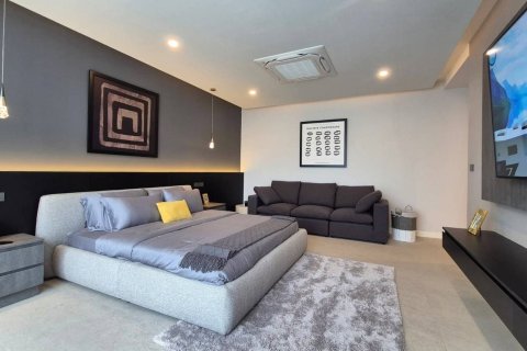 Chalet de 5 dormitorios en Pattaya, Tailandia № 203514 - foto 12