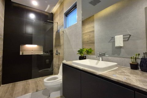 Chalet de 5 dormitorios en Pattaya, Tailandia № 203514 - foto 11