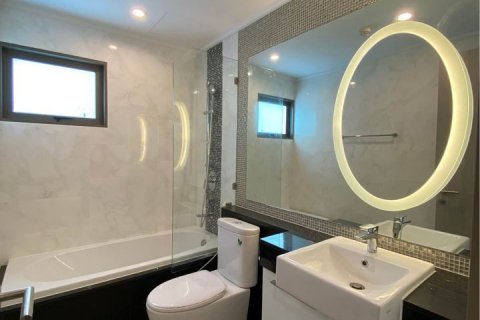 Condo in Bangkok, Thailand, 3 bedrooms № 143245 - photo 10