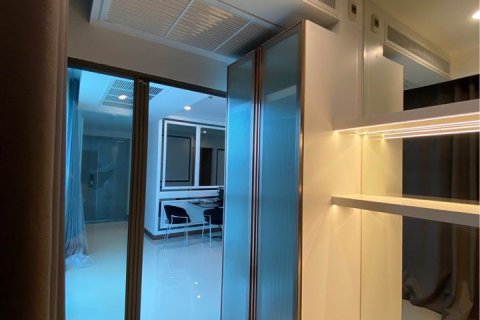 Condo in Bangkok, Thailand, 3 bedrooms № 143245 - photo 16