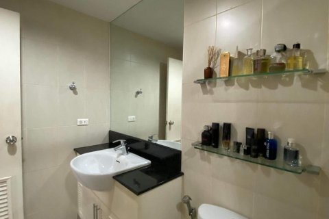 Condominio de 2 dormitorios en Yan Nawa, Bangkok, Tailandia № 140985 - foto 15