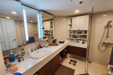 Condo in Huai Khwang, Bangkok, Thailand, 2 bedrooms № 148893 - photo 12
