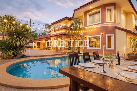 House in Pattaya, Thailand 7 bedrooms № 197644