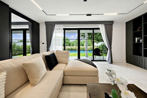Chalet de 3 dormitorios en Pattaya, Tailandia № 203507 - foto 11
