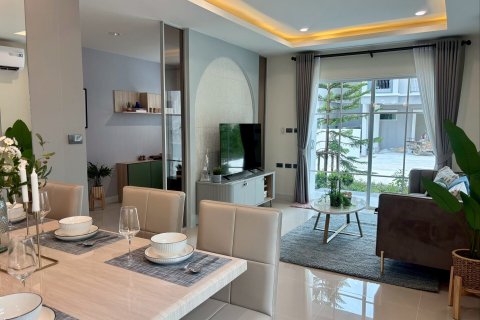 Chalet de 4 dormitorios en Pattaya, Tailandia № 203506 - foto 7