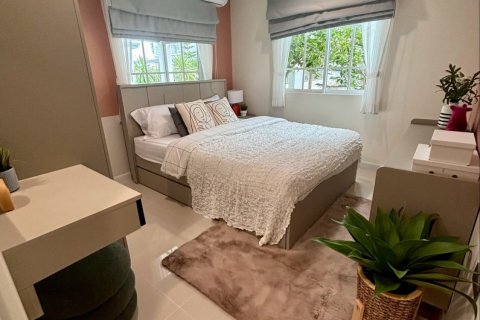 Chalet de 4 dormitorios en Pattaya, Tailandia № 203506 - foto 8