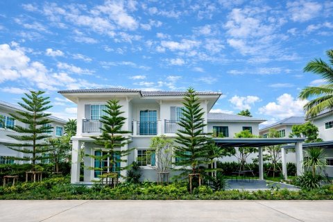 Chalet de 4 dormitorios en Pattaya, Tailandia № 203506 - foto 2