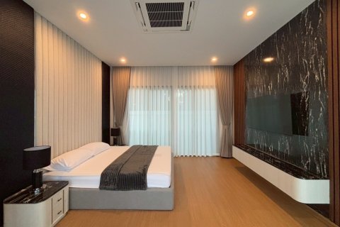 Chalet de 3 dormitorios en Pattaya, Tailandia № 203505 - foto 12