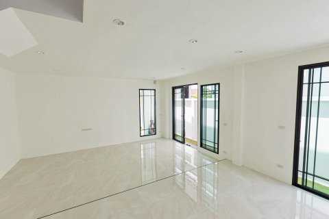 Chalet de 3 dormitorios en Pattaya, Tailandia № 203509 - foto 15