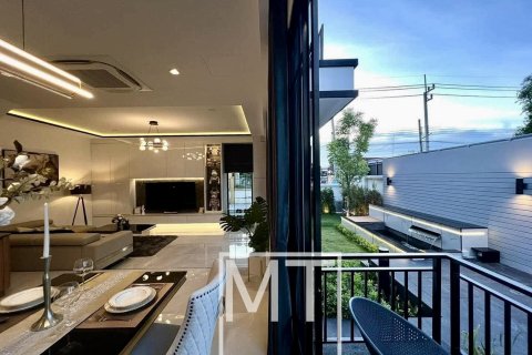 Chalet de 3 dormitorios en Pattaya, Tailandia № 203509 - foto 6