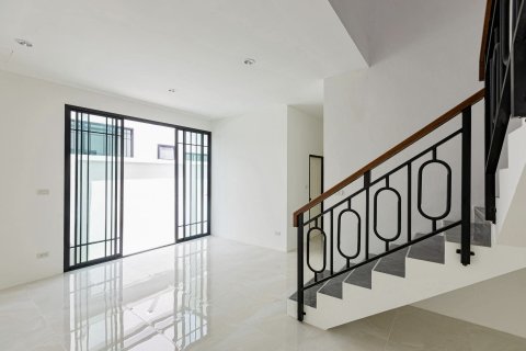 Chalet de 3 dormitorios en Pattaya, Tailandia № 203509 - foto 12