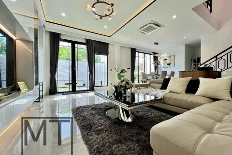 Chalet de 3 dormitorios en Pattaya, Tailandia № 203509 - foto 3