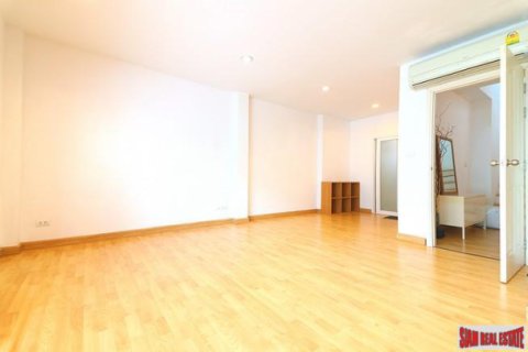 Chalet de 3 dormitorios en Bangkok, Tailandia № 202774 - foto 4