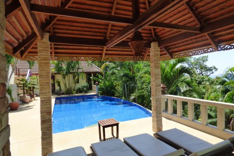 Chalet de 4 dormitorios en Kathu, Tailandia № 167459 - foto 11