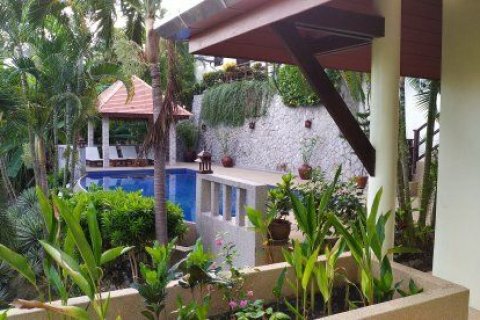 Chalet de 4 dormitorios en Kathu, Tailandia № 167459 - foto 17