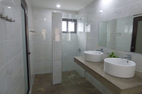 Chalet de 4 dormitorios en Kathu, Tailandia № 167459 - foto 13