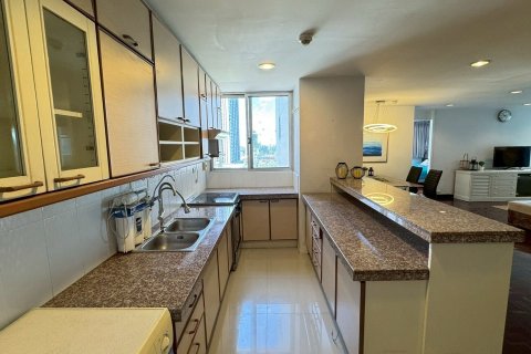 Condominio de 2 dormitorios en Watthana, Bangkok, Tailandia № 136183 - foto 2