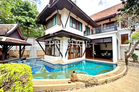 Casa de 4 dormitorios en Pattaya, Tailandia № 198493
