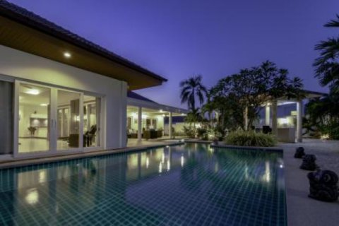 Chalet de 3 dormitorios en Hua Hin, Tailandia № 202802 - foto 4