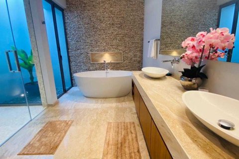 House in Bang Tao, Thailand 3 bedrooms № 175513 - photo 19