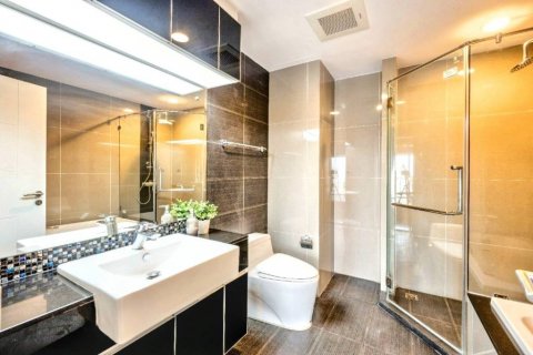 Condominio de 2 dormitorios en Khlong Toei, Bangkok, Tailandia № 120414 - foto 8