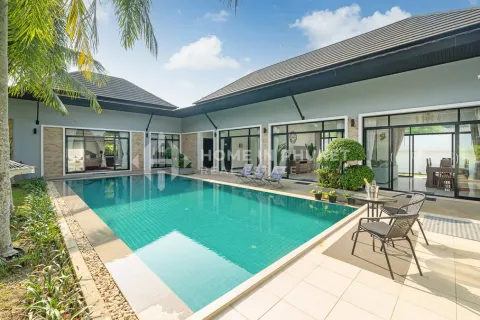 Casa de 4 dormitorios en Phuket, Tailandia № 209650