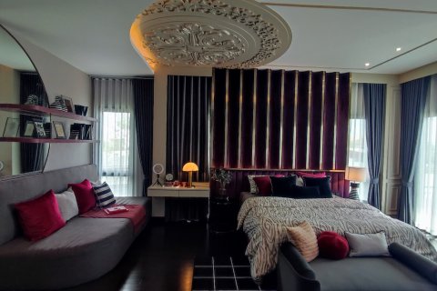 Chalet de 5 dormitorios en Lat Phrao, Bangkok, Tailandia № 165435 - foto 15