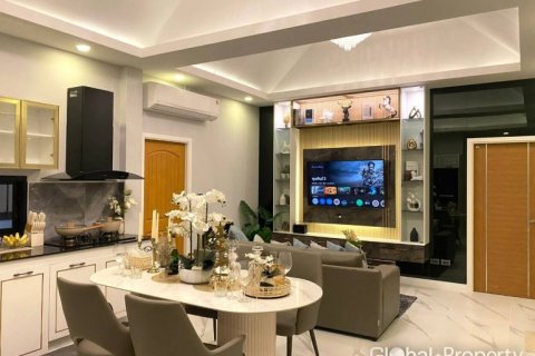 Casa de 3 dormitorios en Pattaya, Tailandia № 152370 - foto 16
