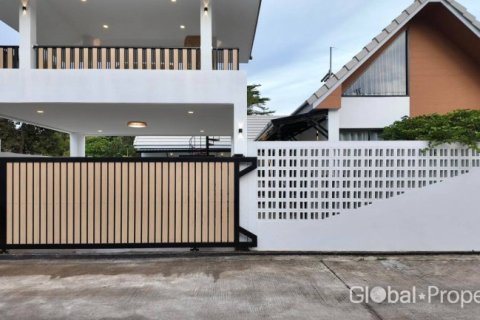 Casa de 3 dormitorios en Pattaya, Tailandia № 152370 - foto 2