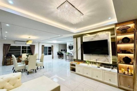 Chalet de 4 dormitorios en Pattaya, Tailandia № 172890 - foto 2