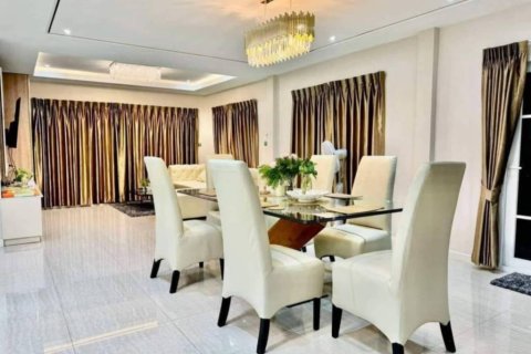 Chalet de 4 dormitorios en Pattaya, Tailandia № 172890 - foto 4