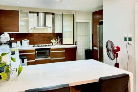 Chalet de 4 dormitorios en Pattaya, Tailandia № 172890 - foto 6
