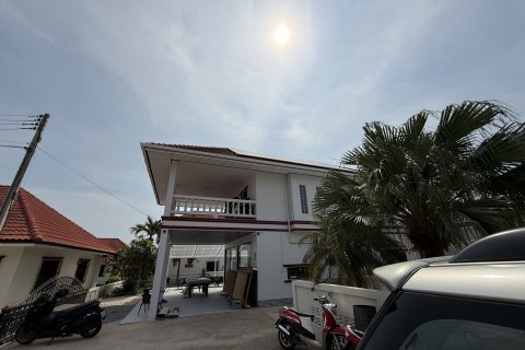 Chalet de 3 dormitorios en Cha-am, Tailandia № 167269 - foto 19
