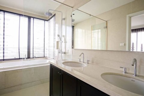 Ático de 3 dormitorios en Bangkok, Tailandia № 180658 - foto 28