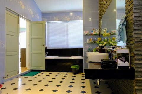 Chalet de 6 dormitorios en Chiang Mai, Tailandia № 159998 - foto 21