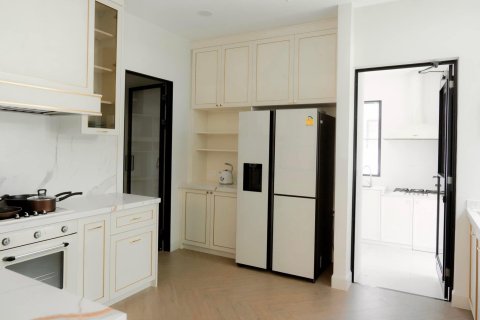 Chalet de 4 dormitorios en Bangkok, Tailandia № 133616 - foto 15