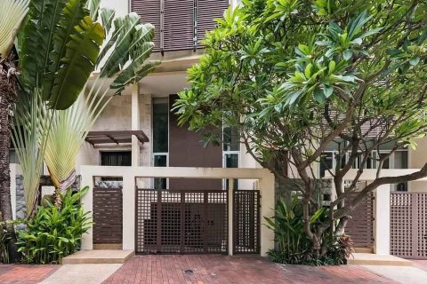 Reihenhaus in Sathon, Bangkok, Thailand 4 Schlafzimmer № 133617