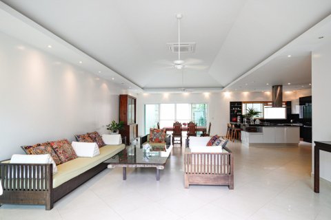 Casa de 4 dormitorios en Chon Buri, Tailandia № 133612 - foto 9