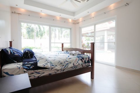 Casa de 4 dormitorios en Chon Buri, Tailandia № 133612 - foto 16