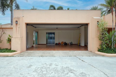 Casa de 4 dormitorios en Chon Buri, Tailandia № 133612 - foto 6
