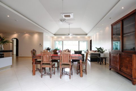 Casa de 4 dormitorios en Chon Buri, Tailandia № 133612 - foto 11