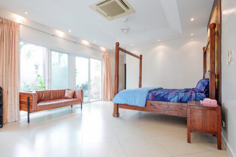 Casa de 4 dormitorios en Chon Buri, Tailandia № 133612 - foto 30
