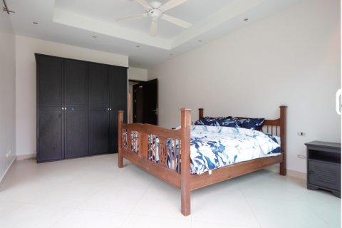 Casa de 4 dormitorios en Chon Buri, Tailandia № 133612 - foto 17
