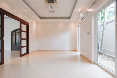 Casa de 4 dormitorios en Chon Buri, Tailandia № 133612 - foto 25