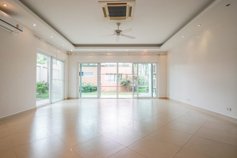 Casa de 4 dormitorios en Chon Buri, Tailandia № 133612 - foto 24