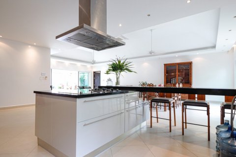 Casa de 4 dormitorios en Chon Buri, Tailandia № 133612 - foto 15