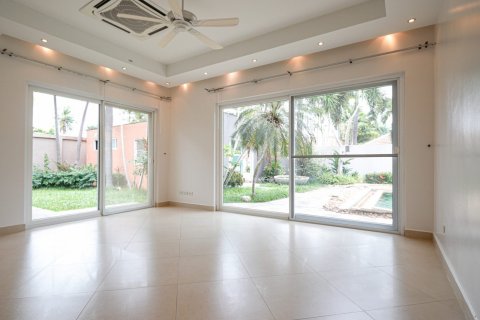 Casa de 4 dormitorios en Chon Buri, Tailandia № 133612 - foto 20